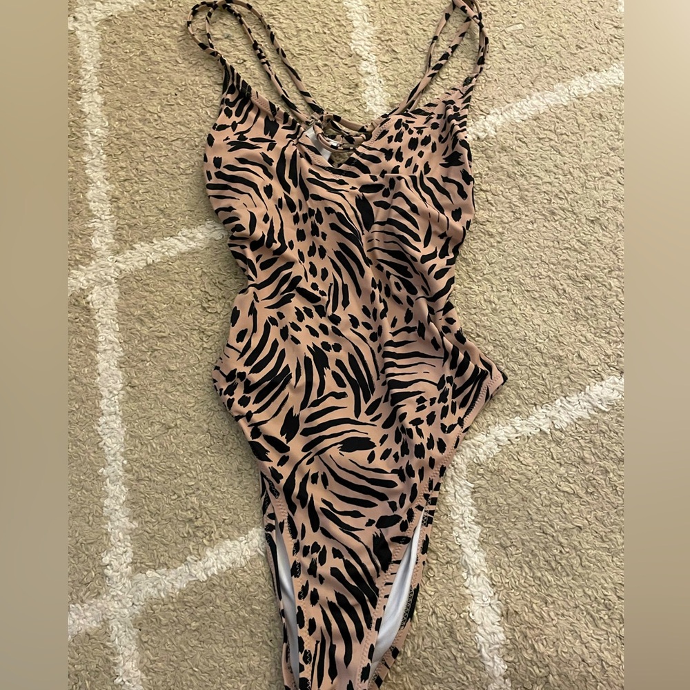 One piece baithing suit